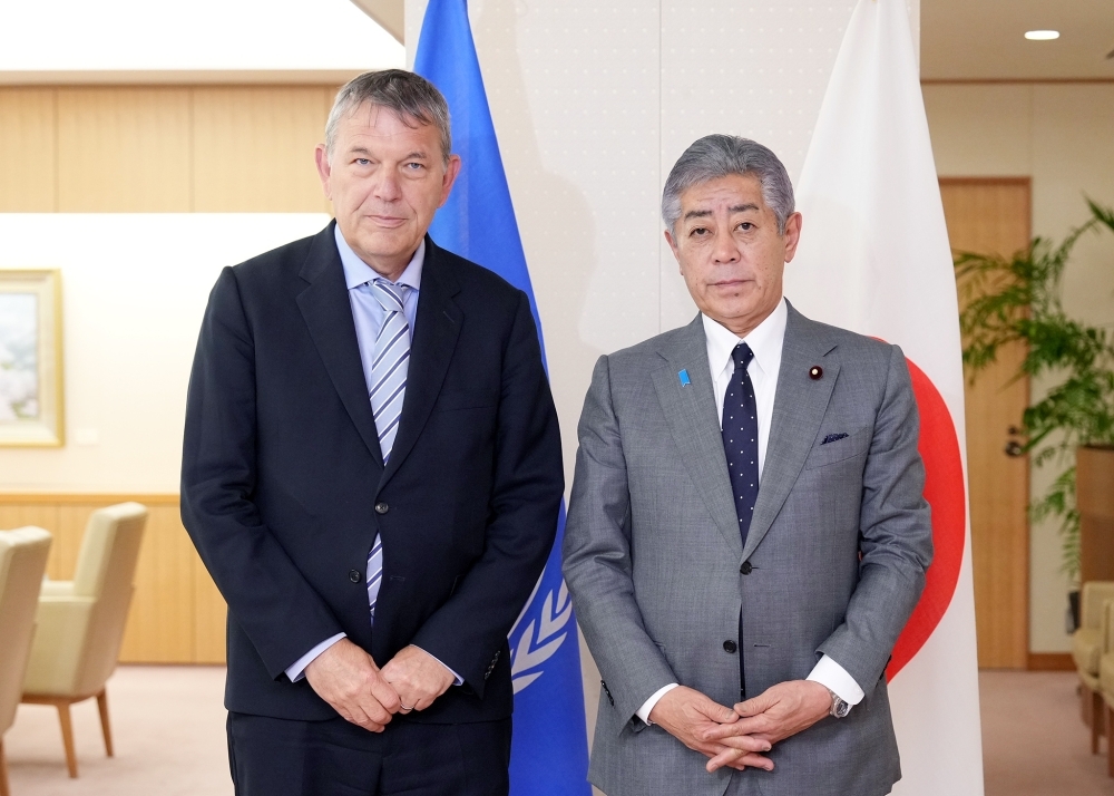 Photo session, Foreign Minister Iwaya with Mr. Philippe Lazzarini, Commissioner-General of the United Nations Relief and Works Agency for Palestine Refugees in the Near East