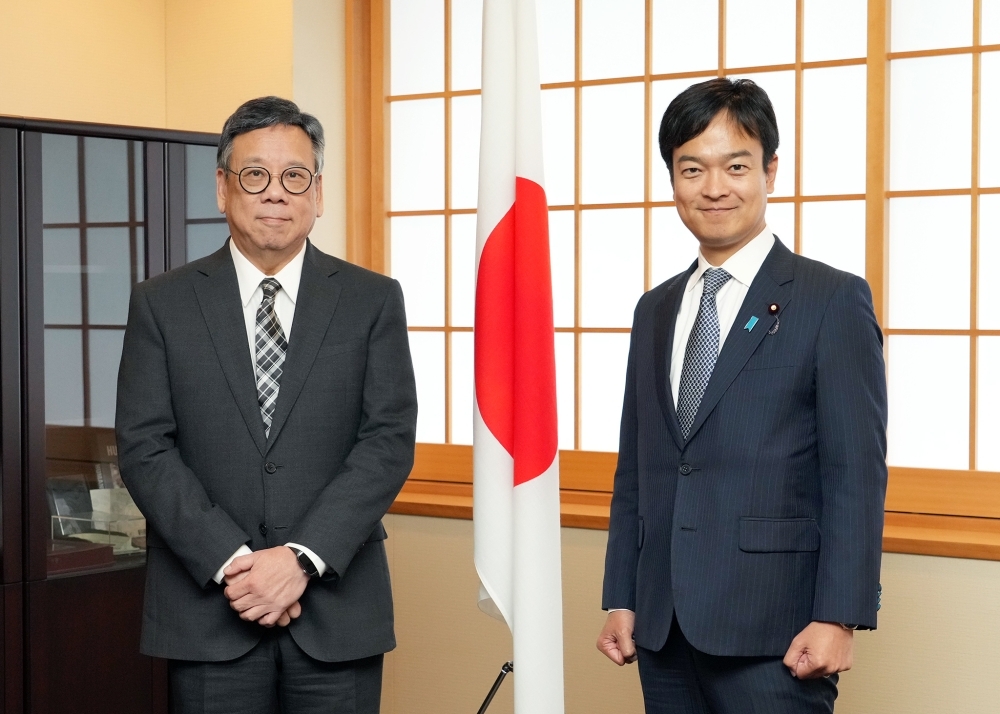 State Minister MIYAJI received a courtesy call from Mr. Yau, Secretary for Commerce and Economic Development of the Hong Kong Special Administrative Region