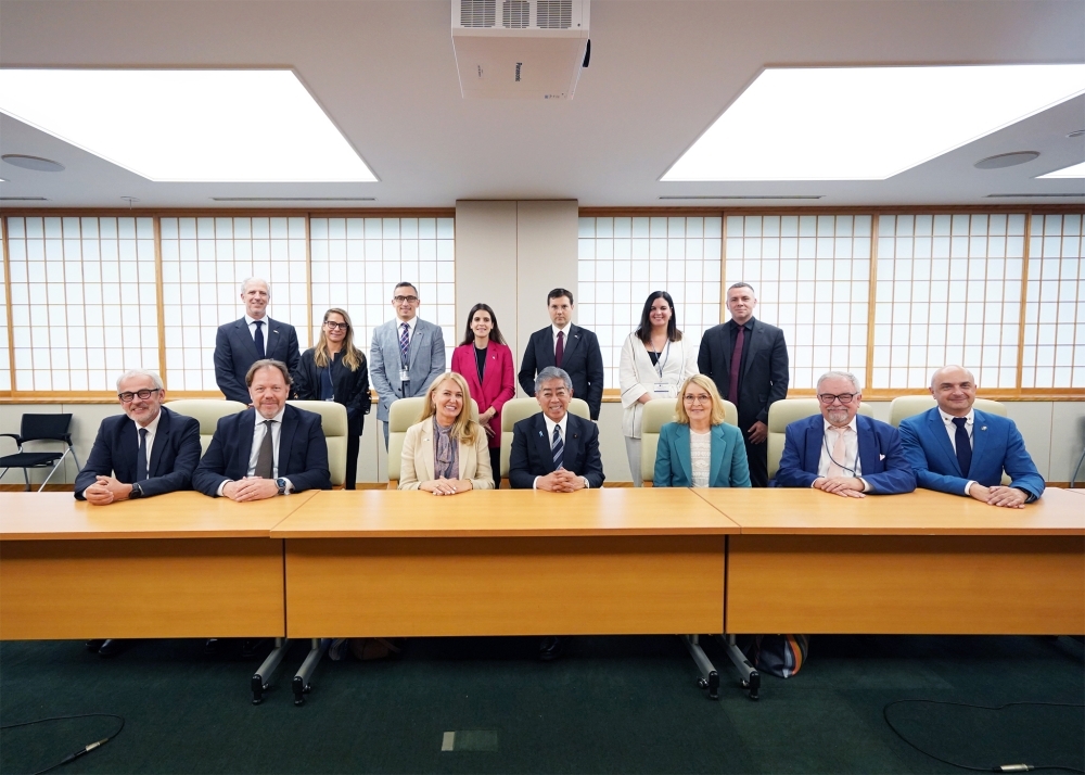 Commemorative photo of Foreign Minister IWAYA and the European Parliament’s Delegation for Relations with Japan