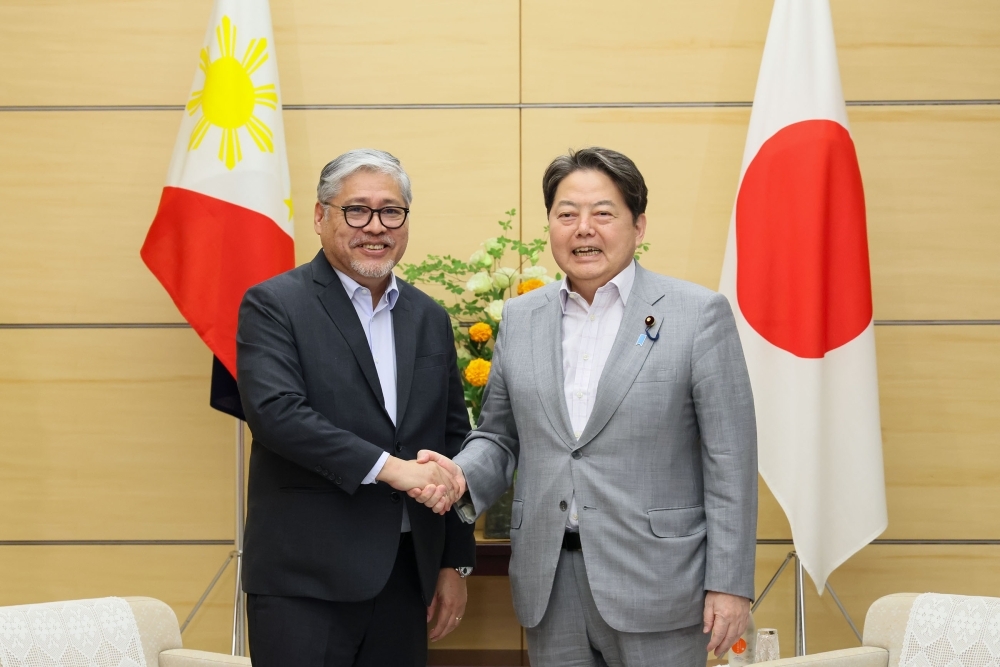 Chief Cabinet Secretary Hayashi shaking hands with Foreign Minister Manalo
