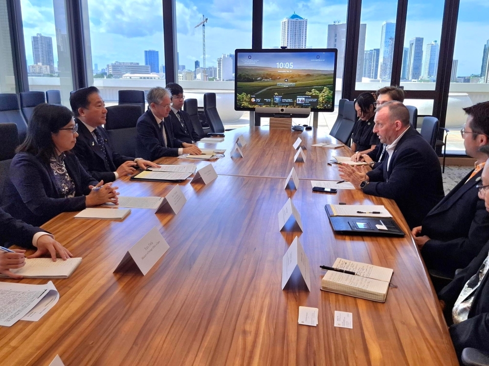 Mr. NAGASHIMA with Governor Josh Green, State of Hawaii at the meeting