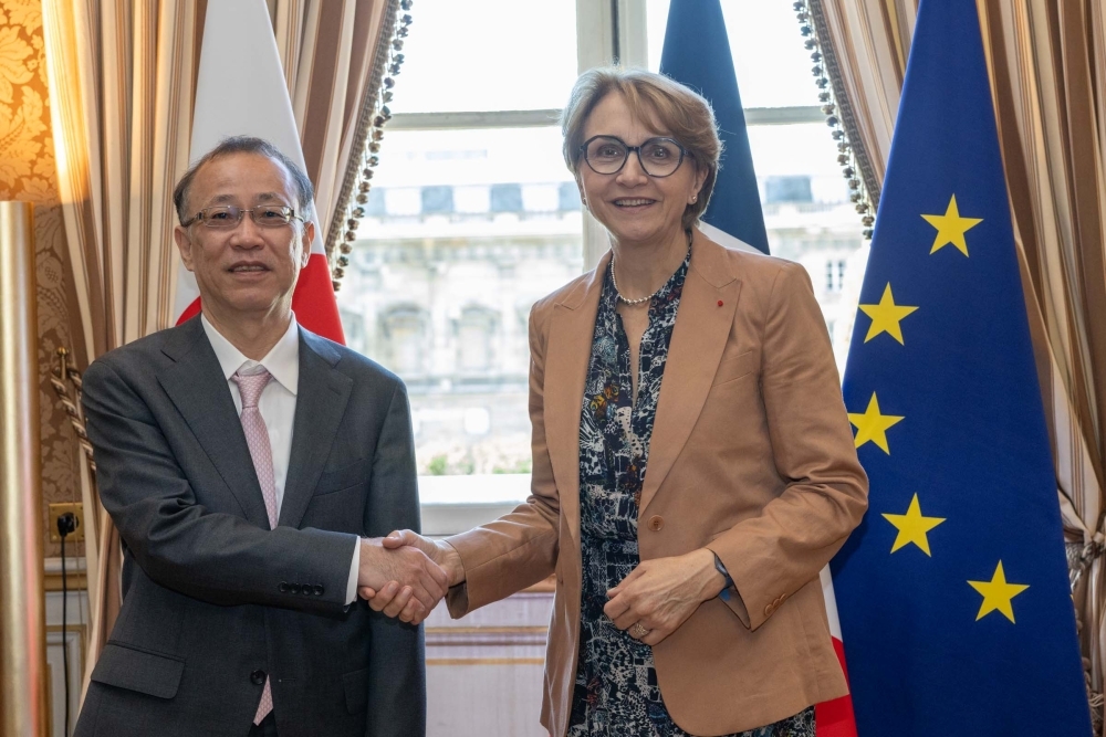 Vice Minister Funakoshi shakes hand with H.E.Ms. Anne-Marie DESCÔTES, Secretary General of the Ministry of Europe and Foreign Affairs