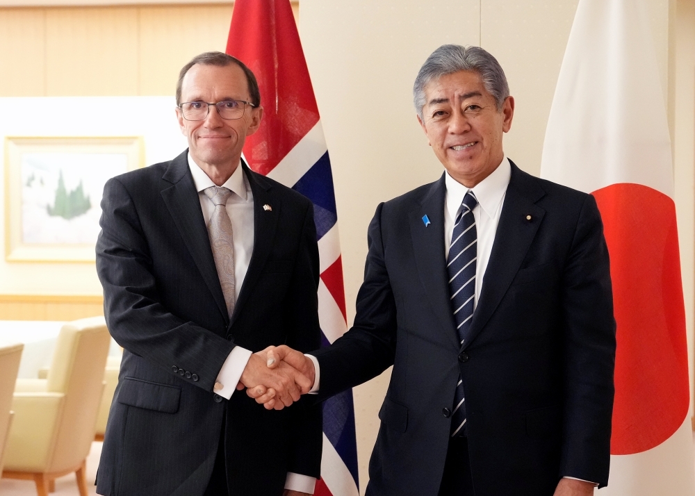 Mr. IWAYA Takeshi, Minister for Foreign Affairs of Japan is shaking hands with Mr. Espen Barth EIDE, Minister of Foreign Affairs of Norway