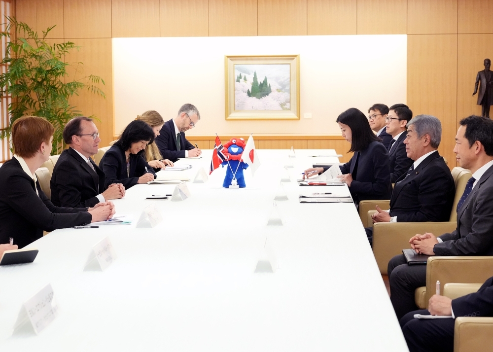 Mr. IWAYA Takeshi, Minister for Foreign Affairs of Japan is talking with Mr. Espen Barth EIDE, Minister of Foreign Affairs of Norway