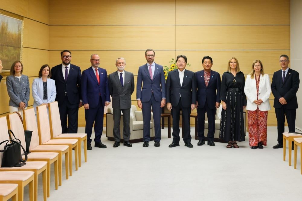Group photo, Mr. HAYASHI, Chief Cabinet Secretary, with members of the delegation of the Spain-Japan Parliamentary Group of the Senate of Spain