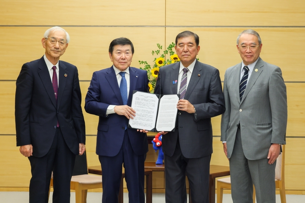 Prime Minister ISHIBA with the Japanese members of the Wise Group Meeting for Strategic Economic Partnership between Brazil and Japan