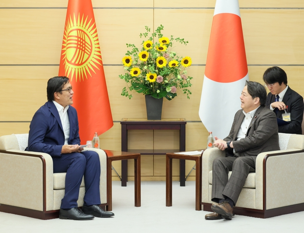 Meeting between Chief Cabinet Secretary HAYASHI and H.E. Mr. BAISALOV, Deputy Chairman of the Cabinet of Ministers of the Kyrgyz Republic
