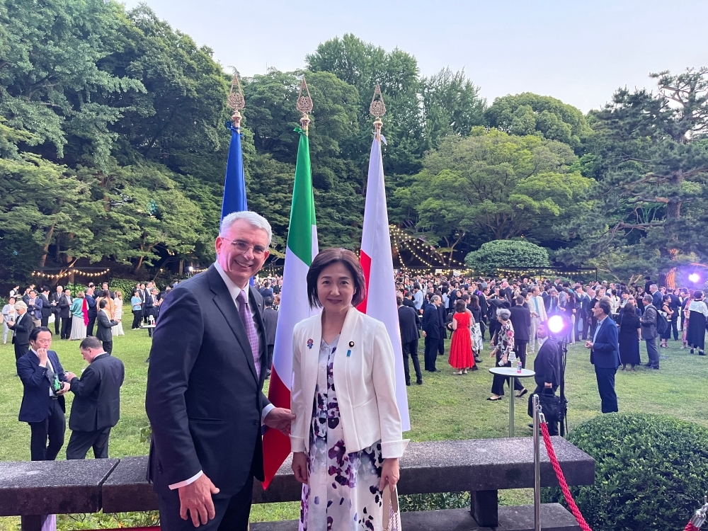 Parliamentary Vice-Minister Ikuina posing for a commemorative photo with Ambassador of Italy to Japan