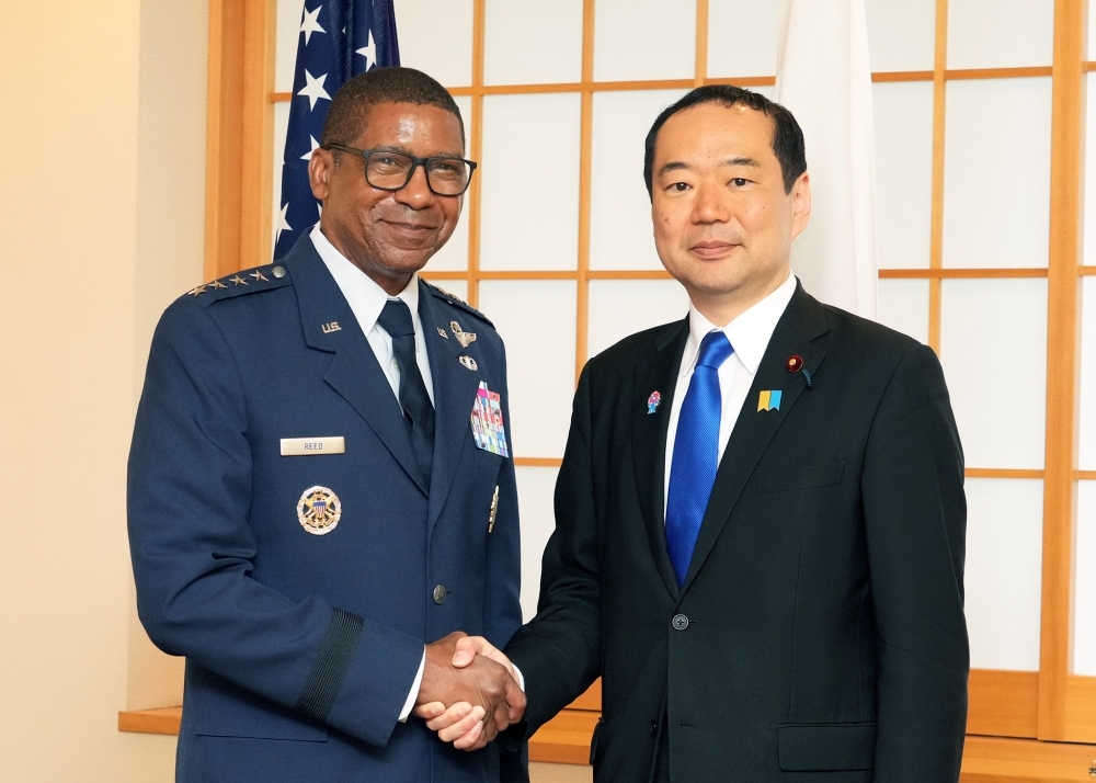 State Minister for Foreign Affairs Fujii shakes hand with General Randall Reed, Commander, U.S. Transportation Command