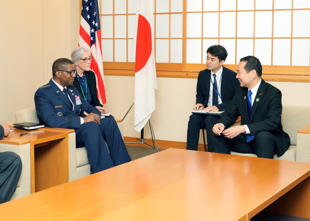 State Minister for Foreign Affairs Fujii holding a meeting with General Randall Reed, Commander, U.S. Transportation Command