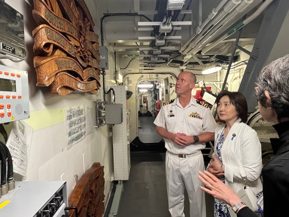 Parliamentary Secretary Ikuina receiving an explanation on board the ship