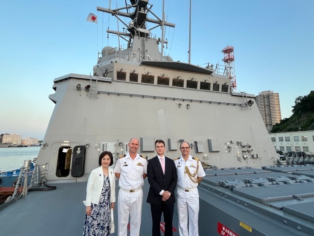 Parliamentary Vice-Minister IKUINA taking a commemorative photo with related parties on the ship