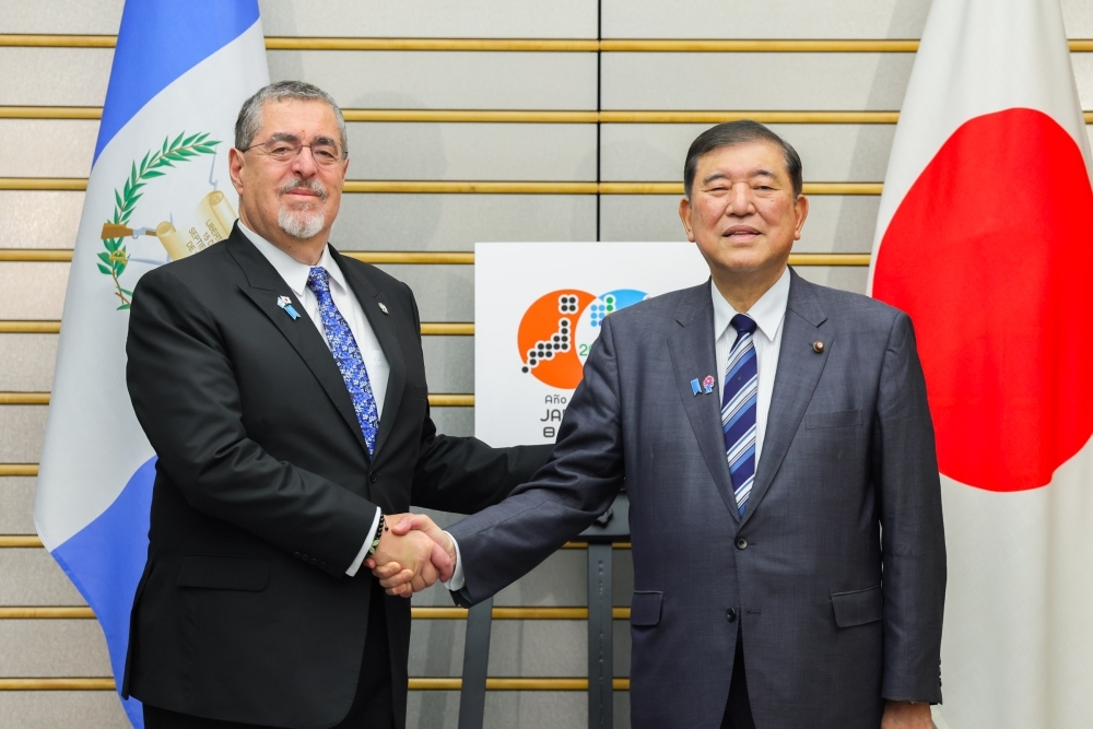 Prime Minister Ishiba shaking hands with President Arévalo