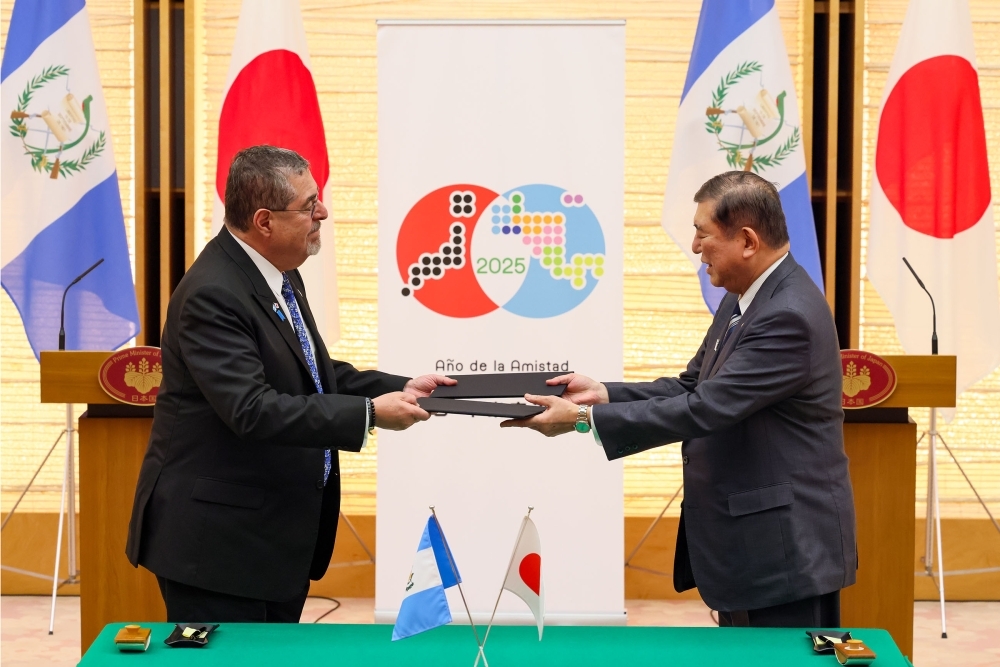 Prime Minister Ishiba exchanging the Joint Press Announcement with President Arévalo