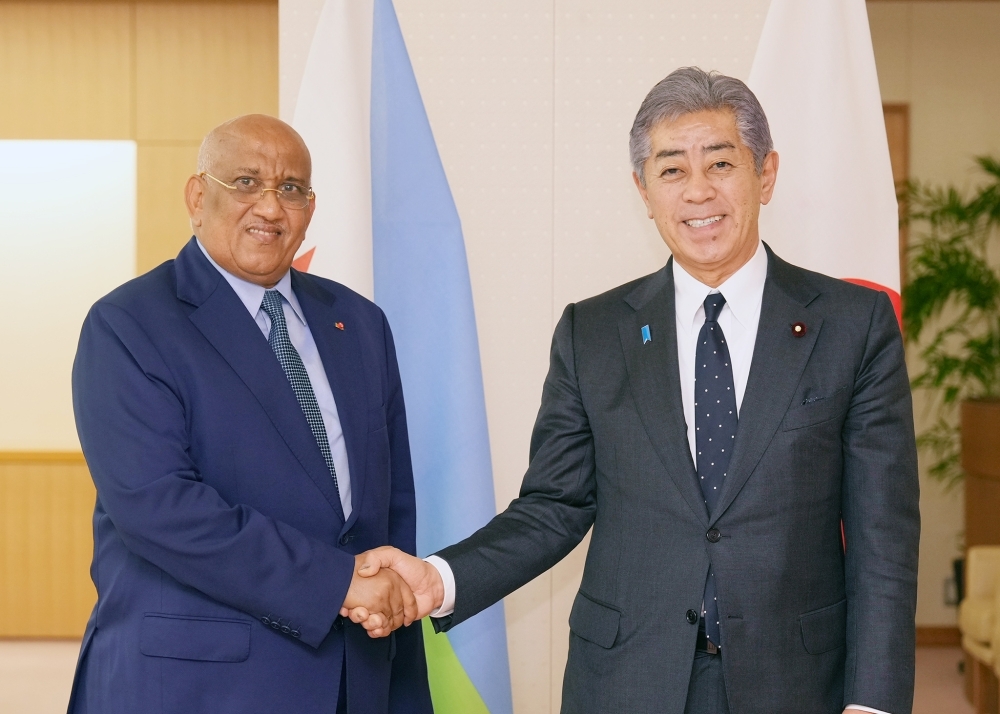 Foreign Minister Iwaya is shaking hands with H.E. Mr. Dileita Mohamed Dileita, President of the National Assembly of the Republic of Djibouti