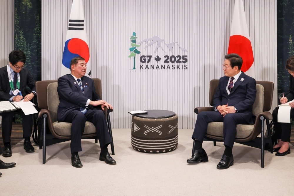 Prime Minister Ishiba talking with President of the Republic of Korea