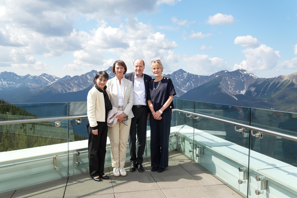 Mrs. ISHIBA and relations at the top of Sulphur Mountain