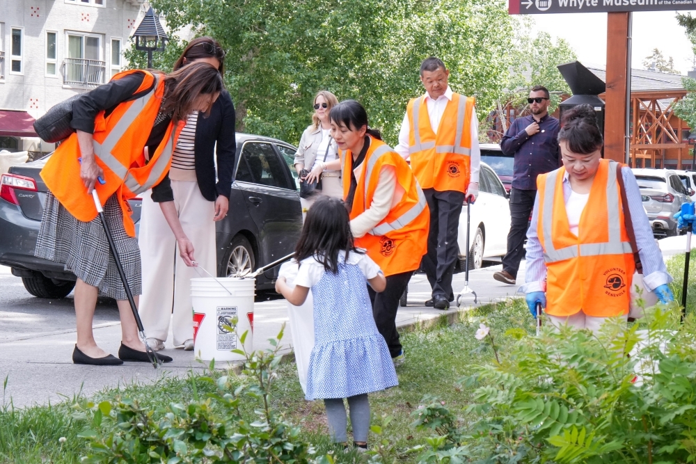 Mrs. Ishiba participated in a community cleanup with Japanese residents in Banff
