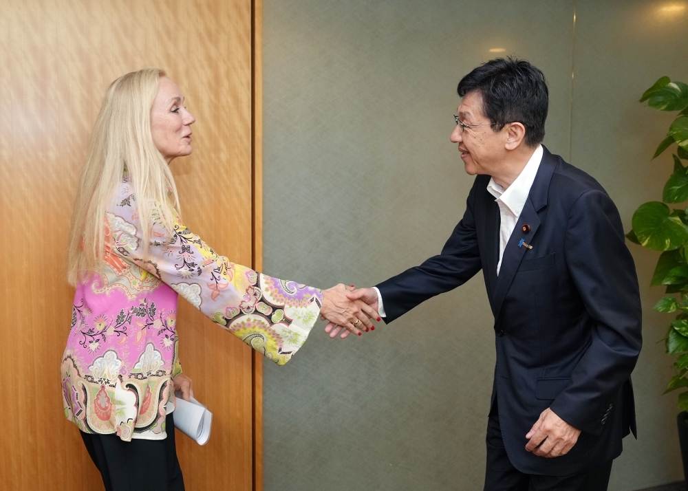 Parliamentary Vice-Minister Matsumoto shaking hands with Deputy Executive Director van der Heijden