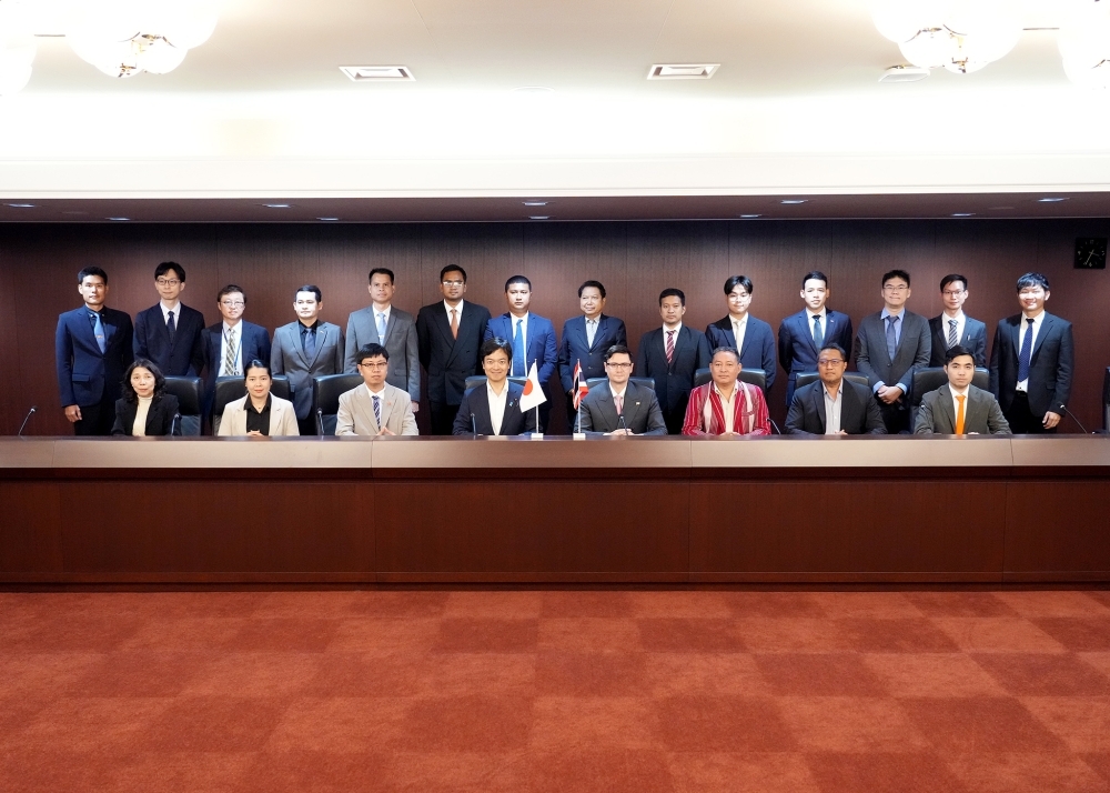 commemorative photo of State Minister for Foreign Affairs MIYAJI with Mr. Rangsiman Rome and relations