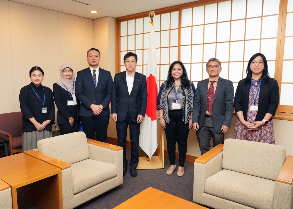 Group photo, Parliamentary Vice-Minister Matsumoto and members of the delegation of the ASEAN Secretariat officials