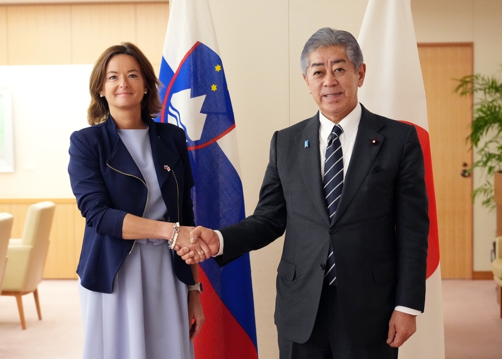 Foreign Minister Iwaya shakes hand with Minister Fajon