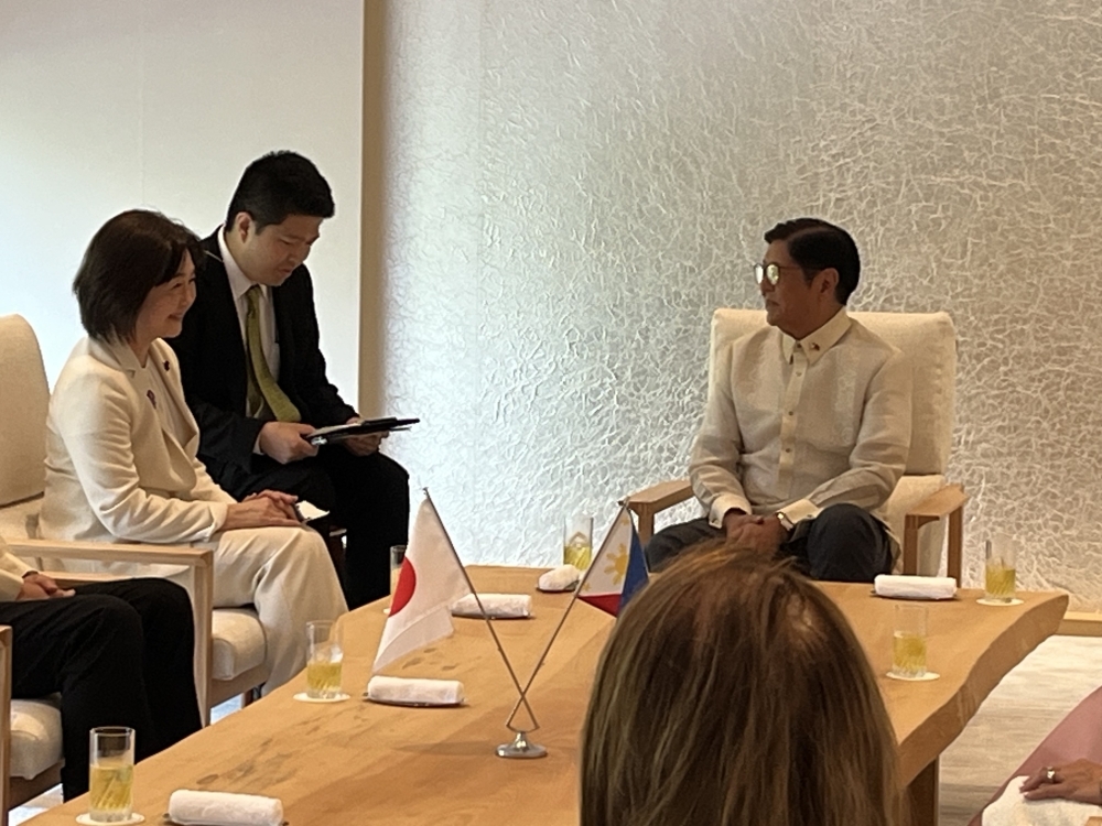 Parliamentary Vice-Minister IKUINA receiving President Marcos of the Philippines