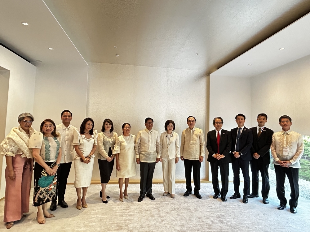 Commemorative photo of President Marcos of the Philippines and Parliamentary Vice-Minister IKUINA with the Expo officials