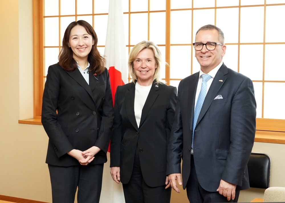 commemorative photo of Parliamentary Vice-Minister Eri and Minister Biron