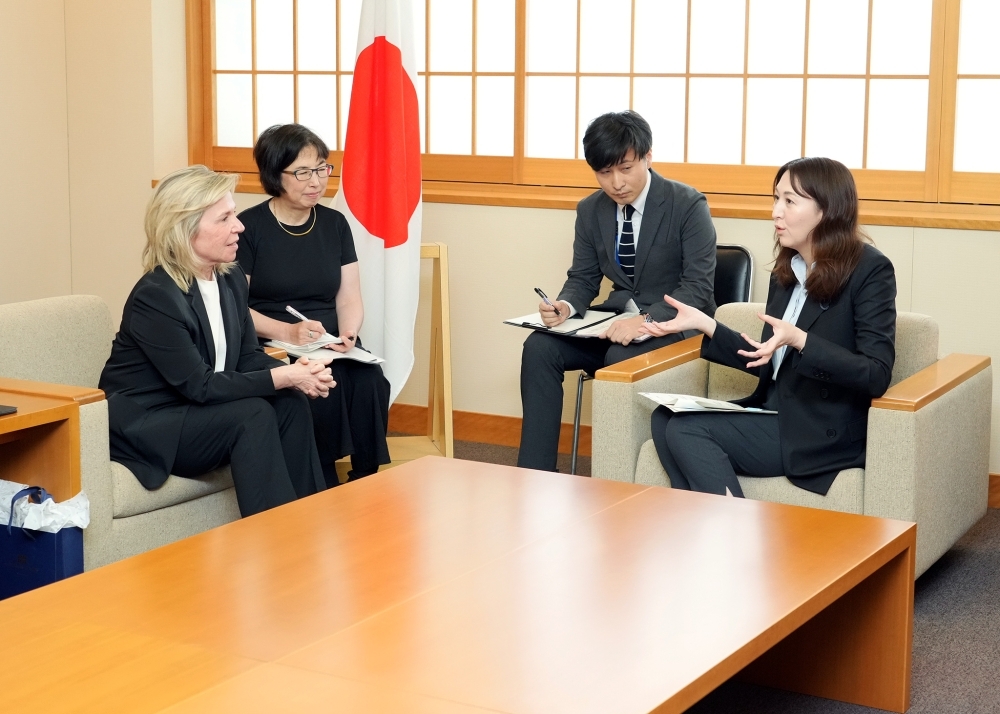 Parliamentary Vice-Minister Eri talking with Minister Biron