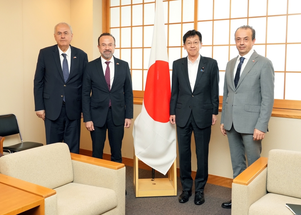 Prof. Dr. Kök of the Rector of TJU (left) , Prof. Dr. GÜNER of the Chair of the Council of TJU (Second from the left), Parliamentary Vice-Minister MATSUMOTO (Third from the left) and Turkish Ambassador ERTUĞRUL to Japan (Fourth from the left)