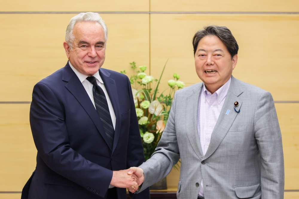 Chief Cabinet Secretary Hayashi shaking hands with Dr. Campbell