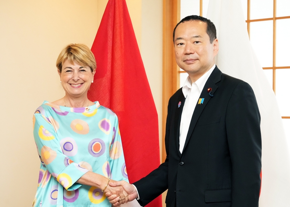 State Minister Fujii shaking hands with Minister Berro Amadei