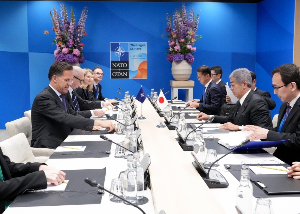 Foreign Minister Iwaya and Secretary General Rutte holding a meeting