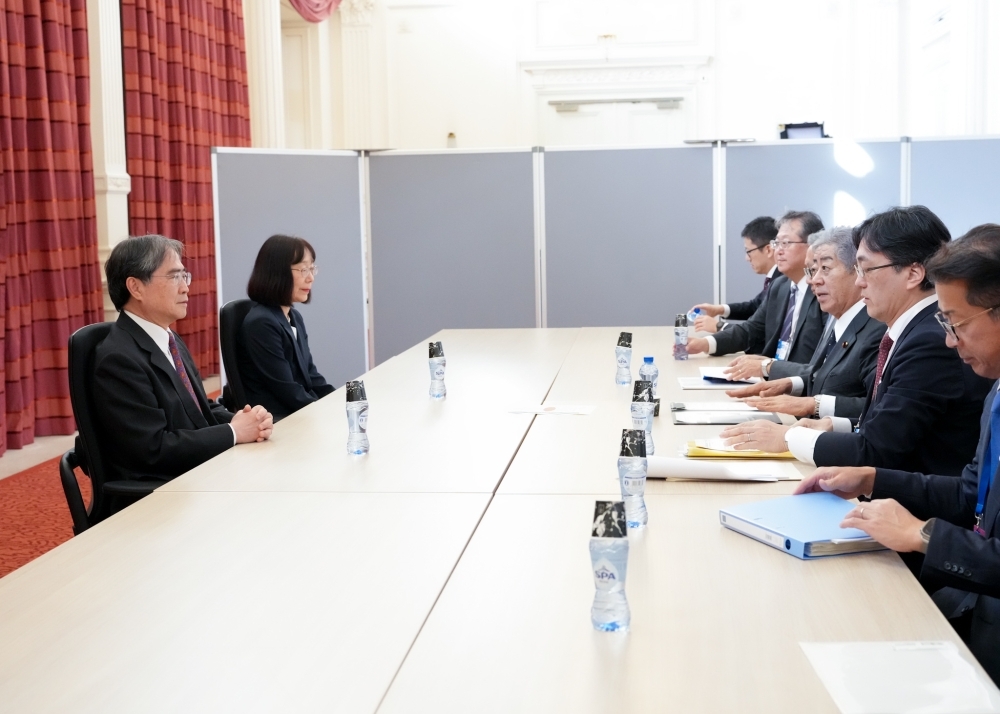Foreign Minister Iwaya receiving a courtesy call by President Iwasawa and President Akane