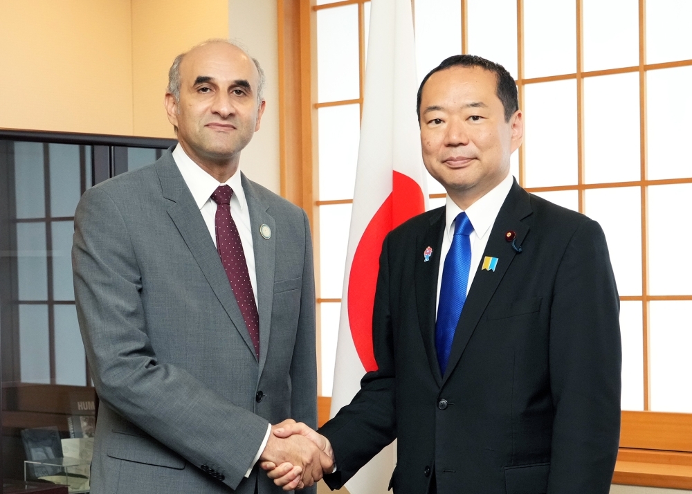 State Minister FUJII shaking hands with Mr. ALNAAS, Chargé d'Affaires ad interim, Embassy of Libya in Japan
