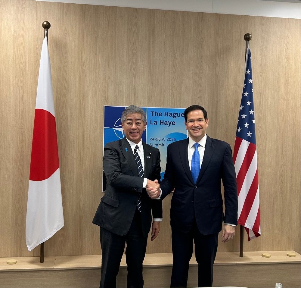Two ministers shaking hands