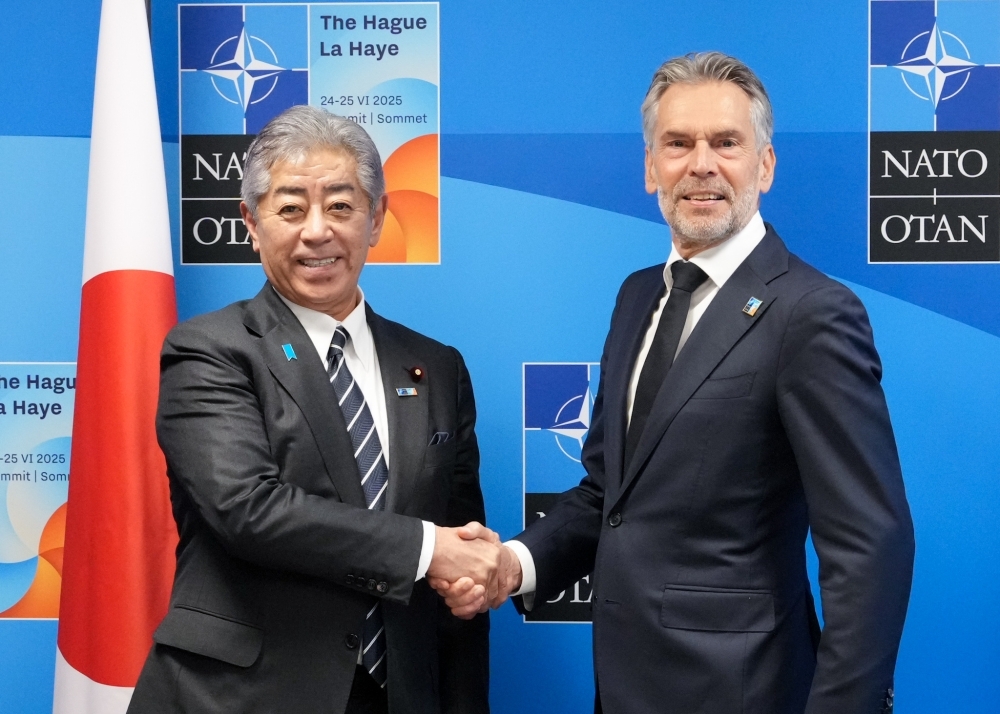 Foreign Minister IWAYA shaking hands with H.E. Mr. Dick SCHOOF, Prime Minister of the Kingdom of the Netherlands