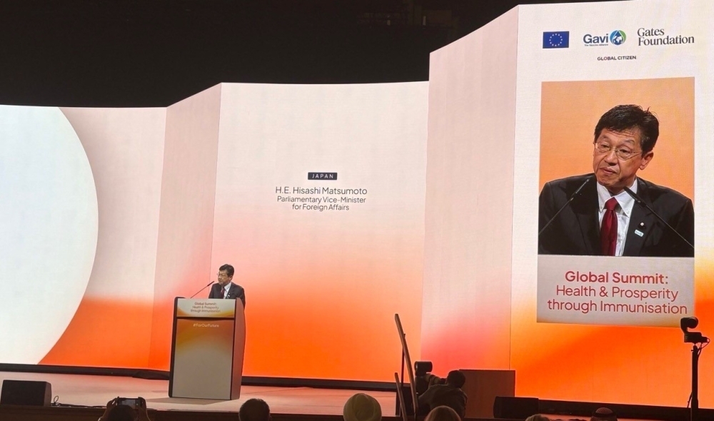 Parliamentary Vice-Minister MATSUMOTO is delivering his speech, he is on the screen backside too.