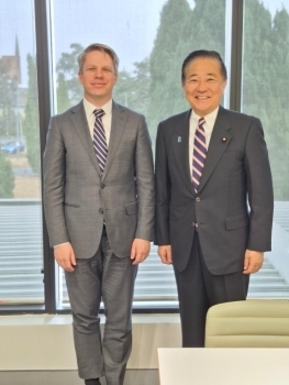 Special Advisor Nagashima taking photo with Mr. Paul Ericson