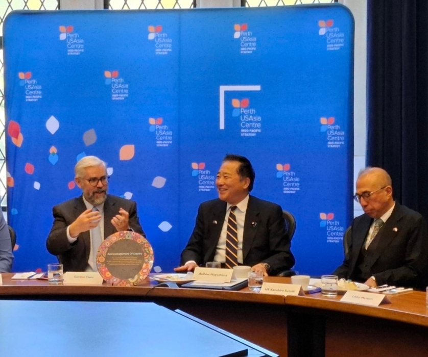 Special Advisor Nagashima taking photo with Prof. Gordon Flake