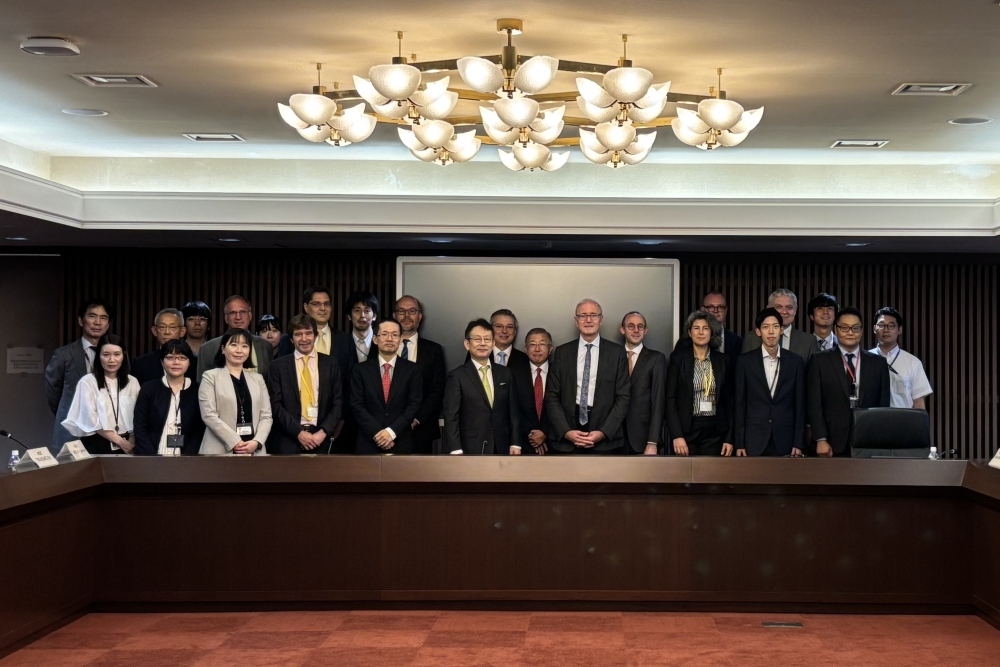 Commemorative photo of the meeting of the Japan - France Nuclear Cooperation Committee