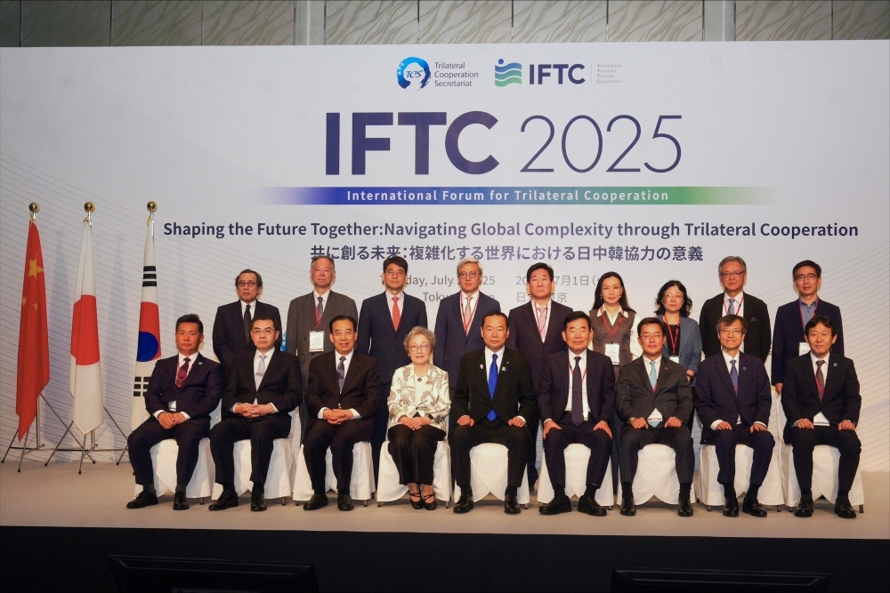 State Minister Fujii poses for a commemorative photo with related parties