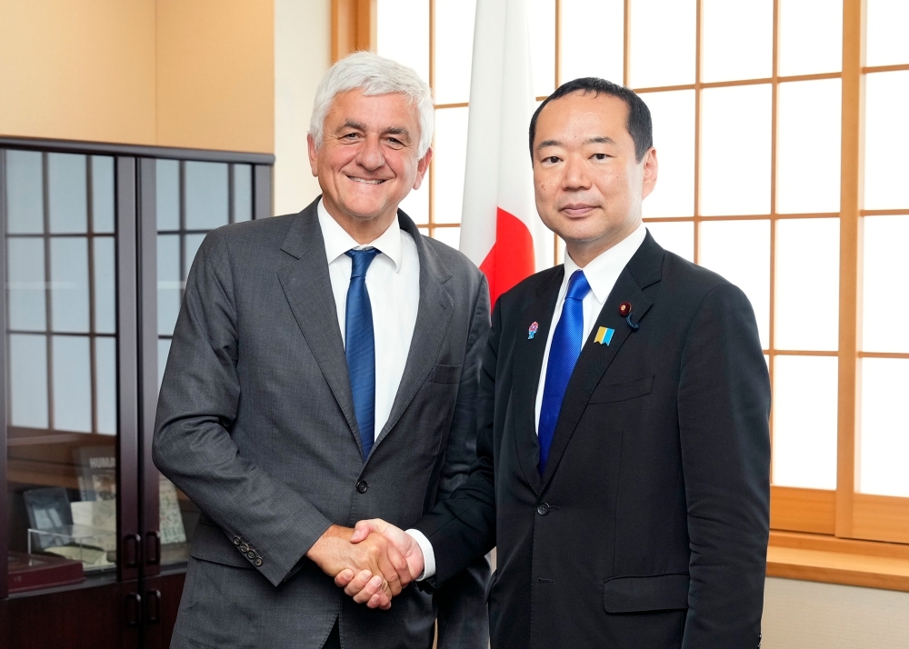 State Minister Fujii shaking hands with President Morin
