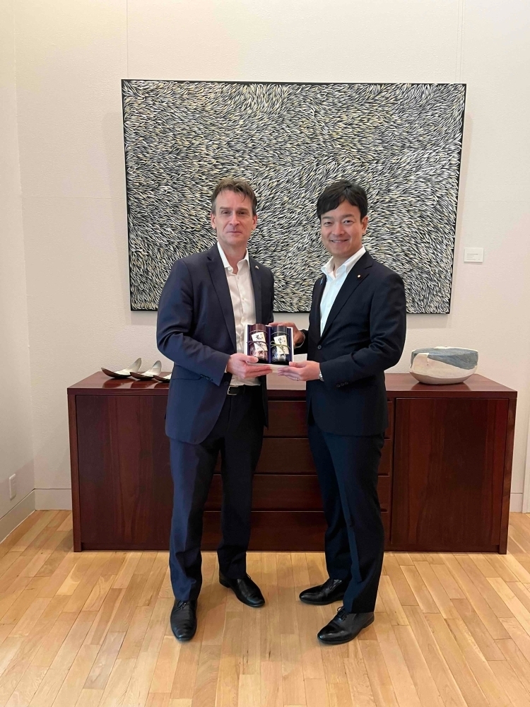 Photo : State Minister Miyaji and Ambassador of Australia