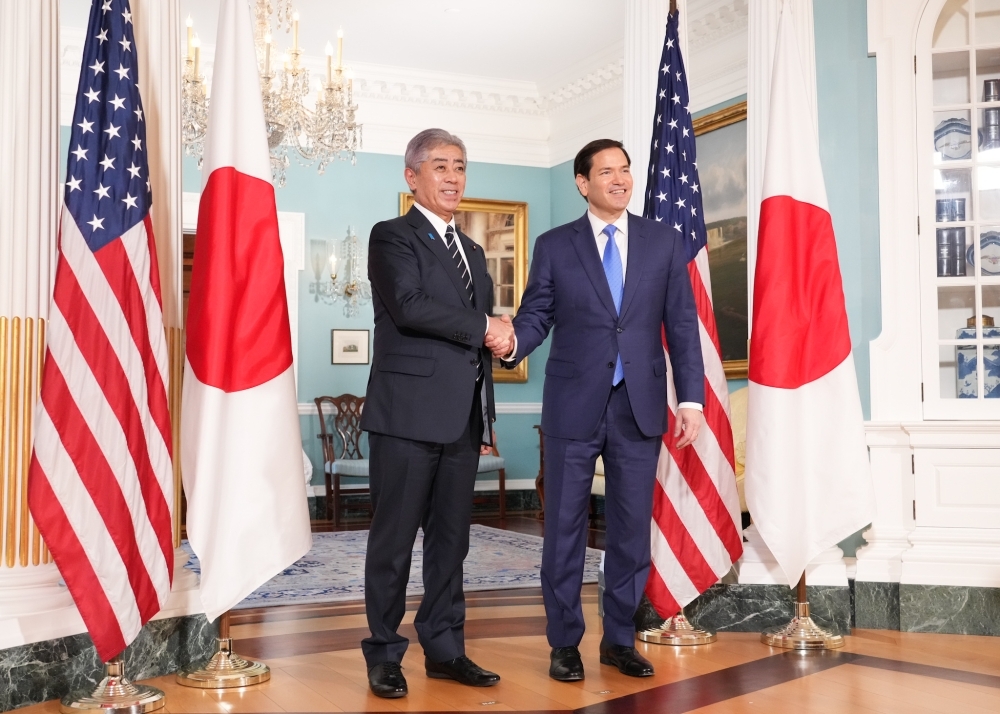 Two ministers shaking hands