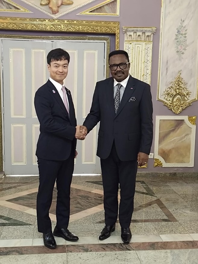 State Minister MIYAJI shaking hands with H.E. Mr. MBAYU, Minister delegate to the Minister of External Relations in charge of Relations with the Commonwealth, Cameroon