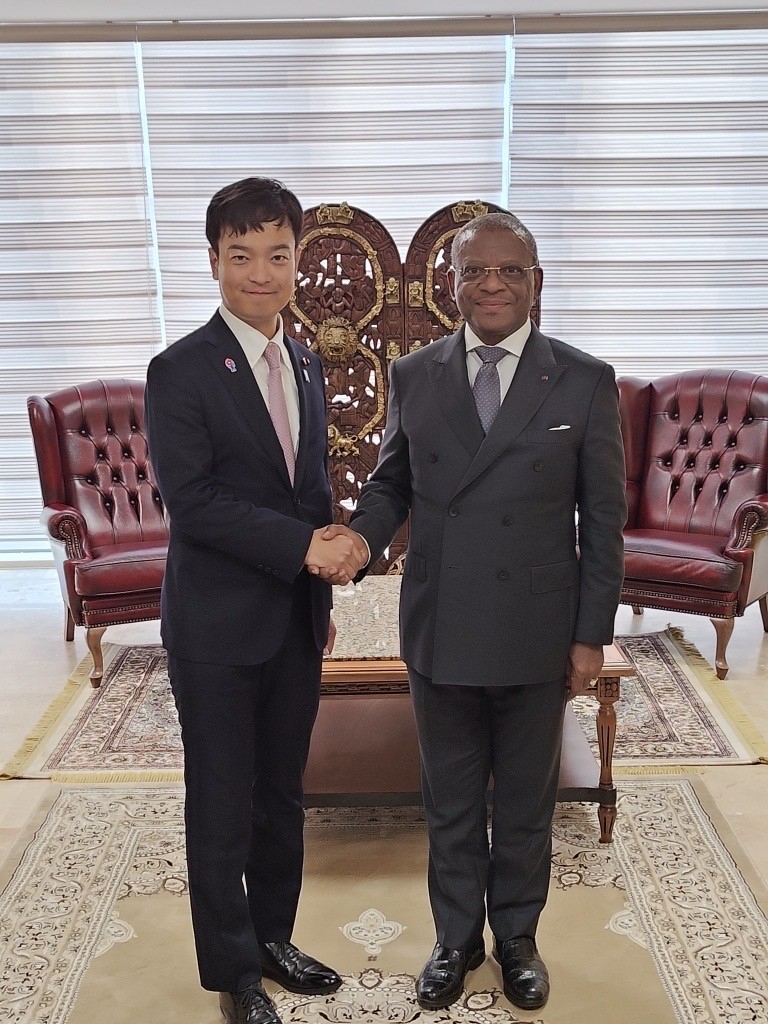 State Minister MIYAJI shaking hands with Prime Minister NGUTE of Cameroon