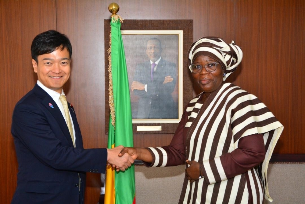 State Minister MIYAJI shaking hands with Vice President CHABI TALATA ZIME YERIMA of Benin