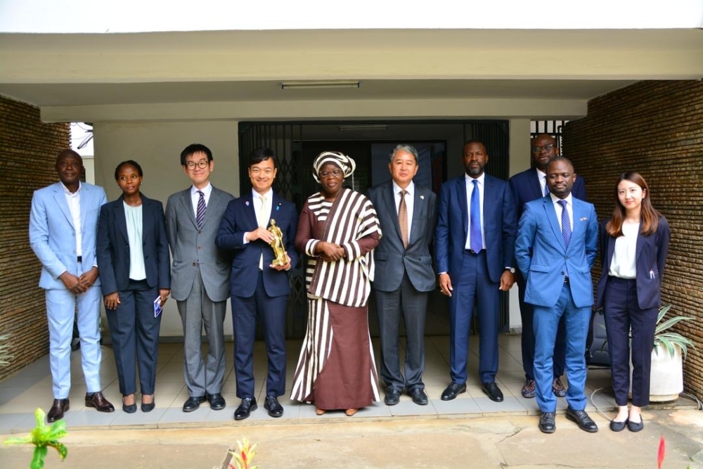 Commemorative Photo of State Minister MIYAJI, Vice President CHABI TALATA ZIME YERIMA of Benin and the participants